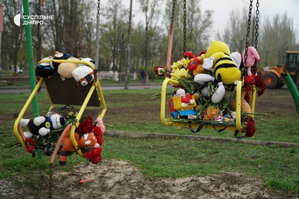 Море іграшок і квітів: у Кривому Розі вшановують пам'ять дітей, убитих ракетою РФ (фото)
