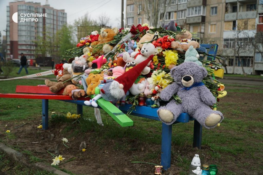 Море іграшок і квітів: у Кривому Розі вшановують пам'ять дітей, убитих ракетою РФ (фото)