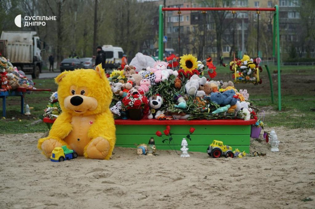 Море іграшок і квітів: у Кривому Розі вшановують пам'ять дітей, убитих ракетою РФ (фото)