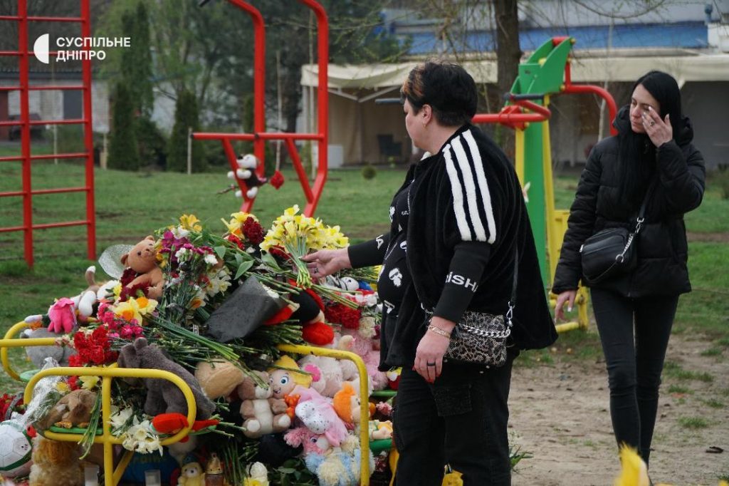 Море іграшок і квітів: у Кривому Розі вшановують пам'ять дітей, убитих ракетою РФ (фото)