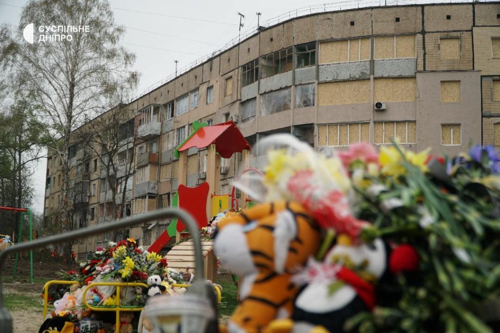Море іграшок і квітів: у Кривому Розі вшановують пам'ять дітей, убитих ракетою РФ (фото)