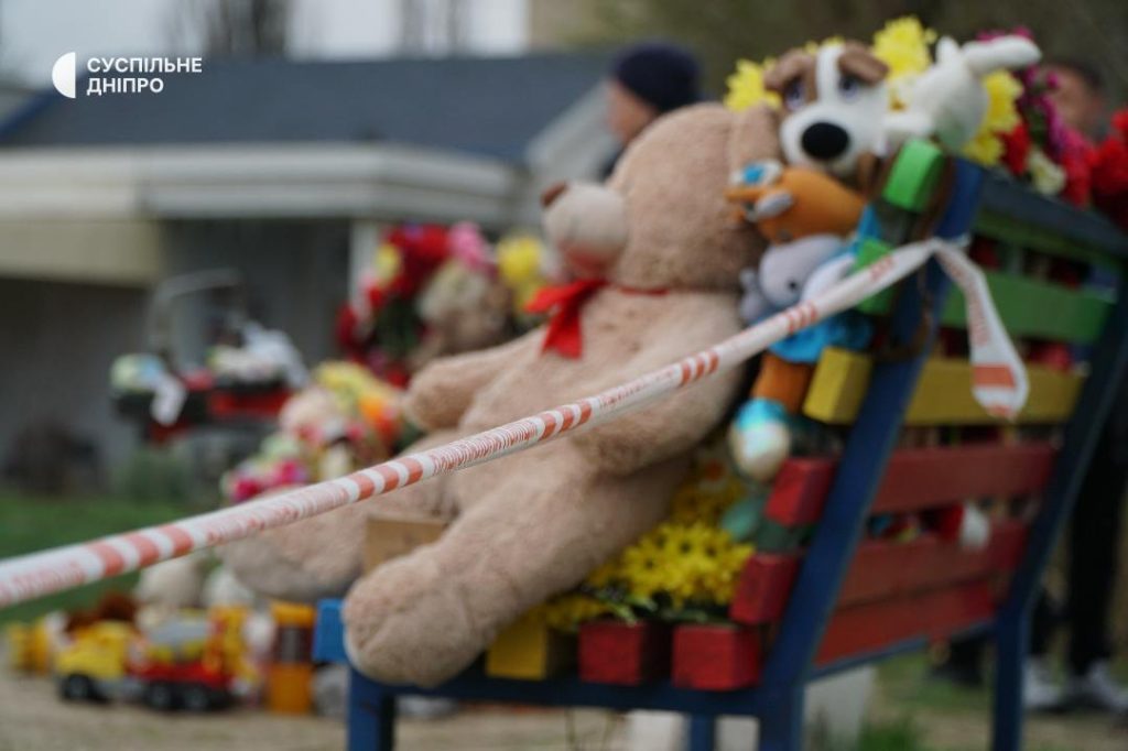 Море іграшок і квітів: у Кривому Розі вшановують пам'ять дітей, убитих ракетою РФ (фото)