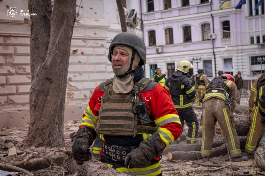 Росія атакувала Суми у Вербну неділю: 32 загиблих, серед них - діти, та 84 поранених (фото, відео) 24 Росія атакувала Суми у Вербну неділю: 32 загиблих, серед них - діти, та 84 поранених (фото, відео)