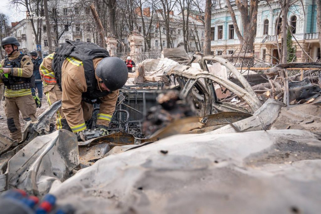 Росія атакувала Суми у Вербну неділю: 32 загиблих, серед них - діти, та 84 поранених (фото, відео) 22 Росія атакувала Суми у Вербну неділю: 32 загиблих, серед них - діти, та 84 поранених (фото, відео)