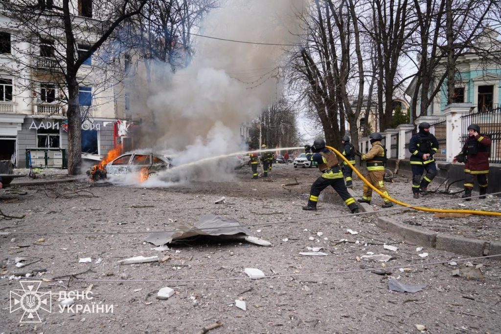 Росія атакувала Суми у Вербну неділю: 32 загиблих, серед них - діти, та 84 поранених (фото, відео) 18 Росія атакувала Суми у Вербну неділю: 32 загиблих, серед них - діти, та 84 поранених (фото, відео)