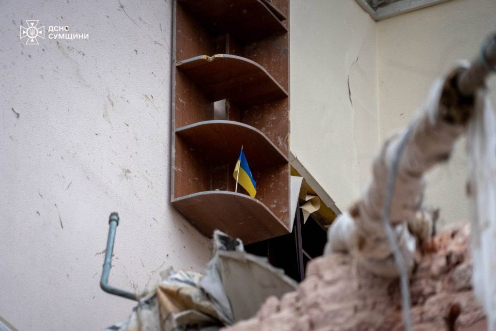 Среди руин в Сумах обнаружили невредимый флаг Украины после удара РФ (фото)