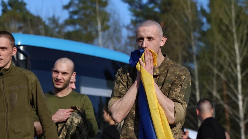 Великодній обмін полоненими: в Україну повернулися 277 захисників (фото)