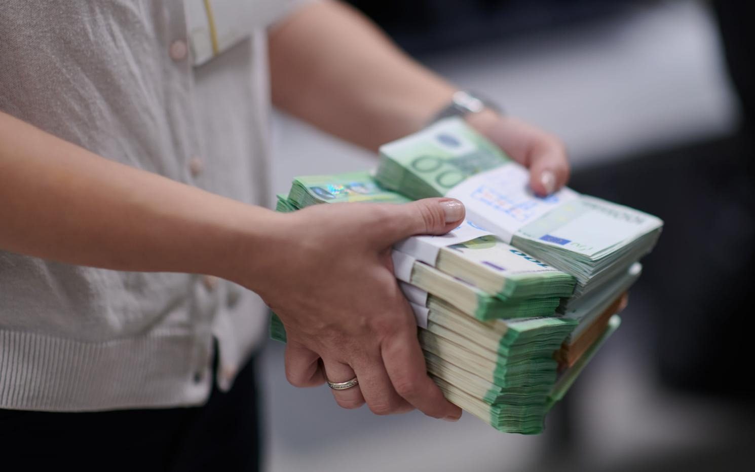 Курс евро к доллару вырос: какие плюсы и минусы для Украины