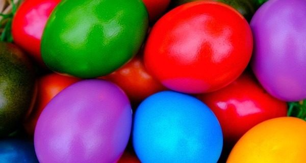 Заверните яйца в это, чтобы получить красные блестящие крашенки
