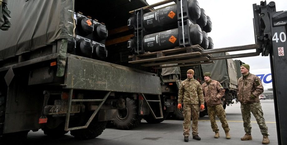 В США рассматривают два варианта поставки оружия для Украины