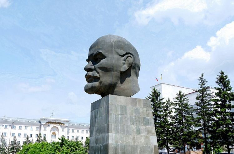 У Павлограді голову Леніна використовують як сміттєвий бак: фото