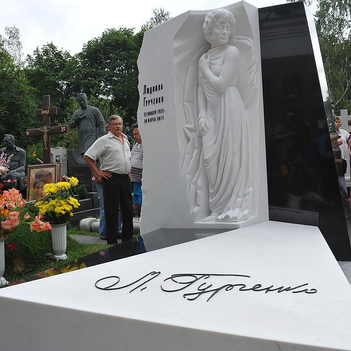 Не хотіла, щоб її відспівали: як виглядає могила Гурченко