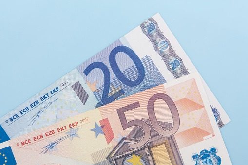 Усім, хто зберігає гроші в євро: банкноти 20 та 50 вилучатимуться ➤ Prozoro.net.ua