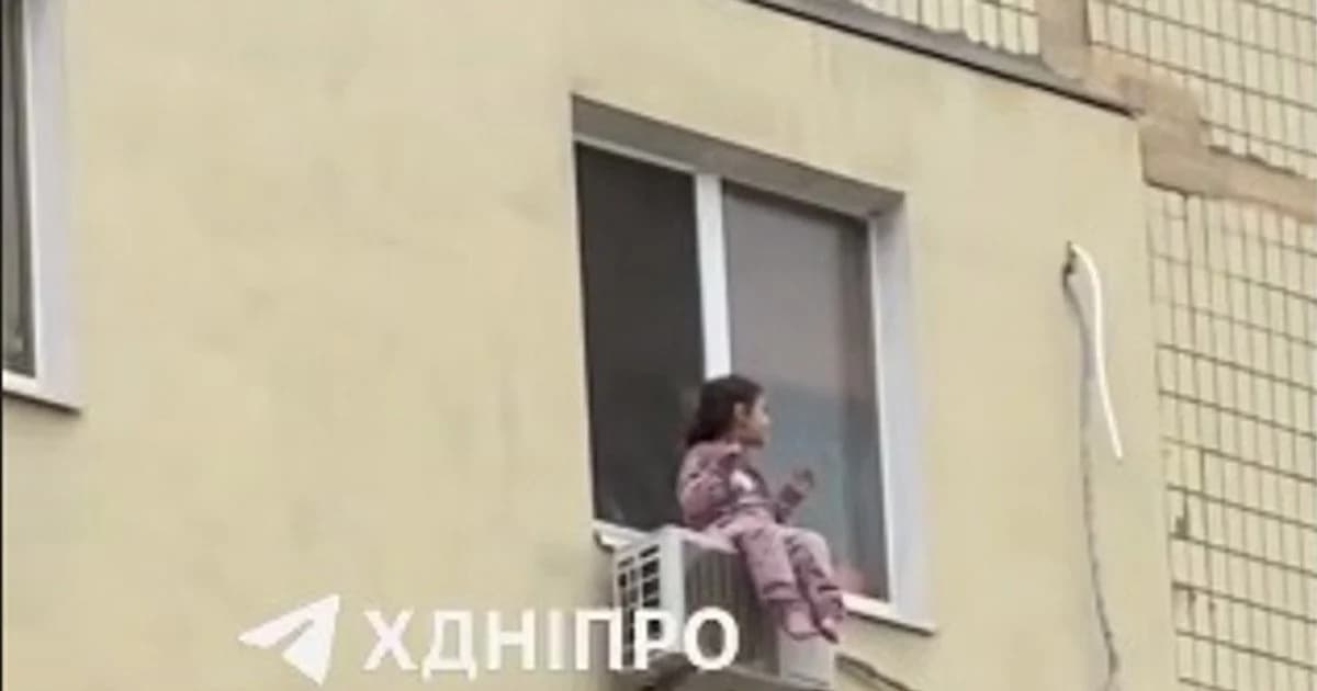У Дніпрі 5-річна дівчинка вилізла з вікна на кондиціонер та гралася (відео) ➤ Prozoro.net.ua