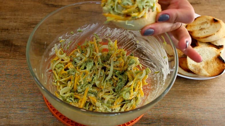 Вкусная закуска из моркови и огурцов: просто мажьте на хлеб