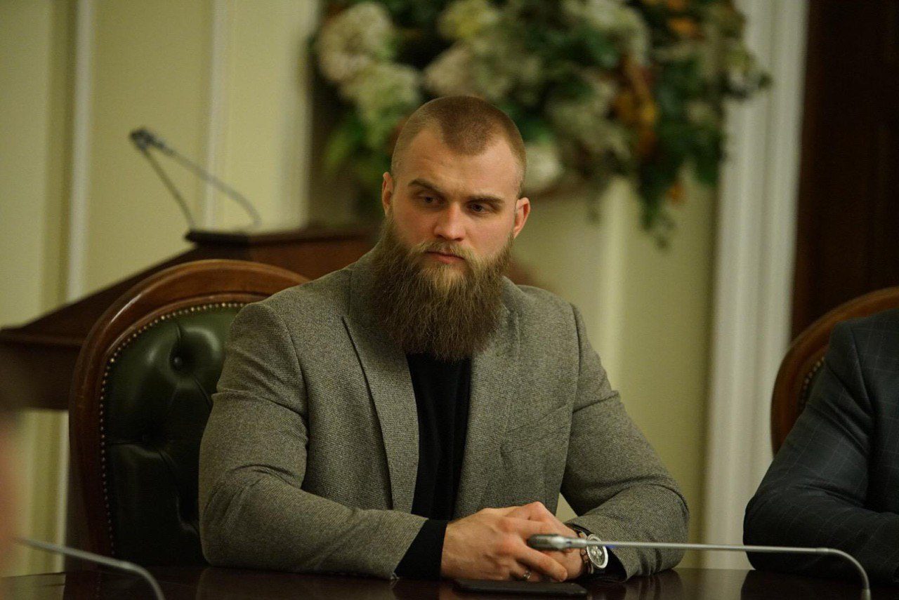 Сбежавший нардеп Дмитрук надел рясу и устроил странную сцену в Лондоне (видео)