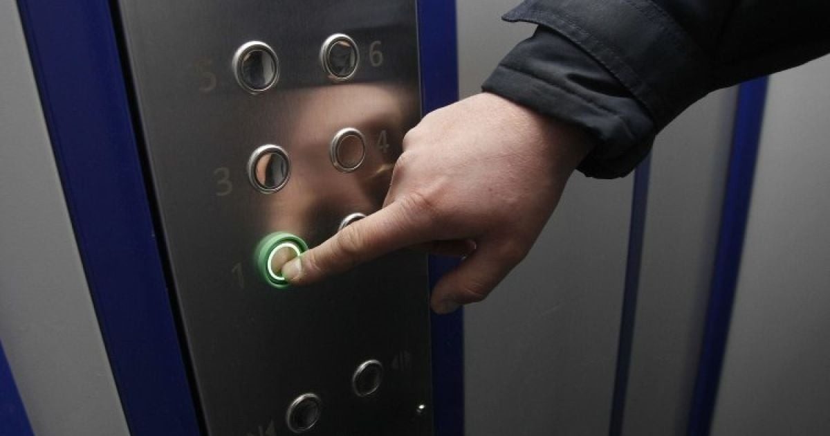 В многоэтажке Киева оборвался лифт с человеком внутри: что известно