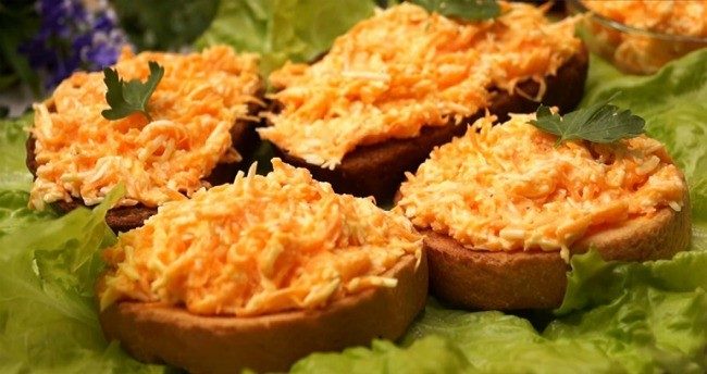 Вкусная закуска из моркови и огурцов: просто мажьте на хлеб