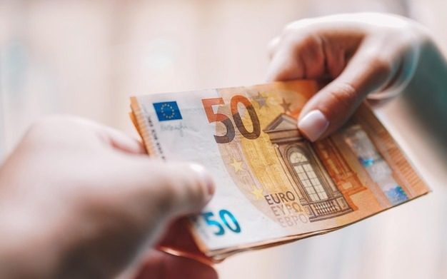 Всем, кто хранит деньги в евро: банкноты 20 и 50 будут изыматься