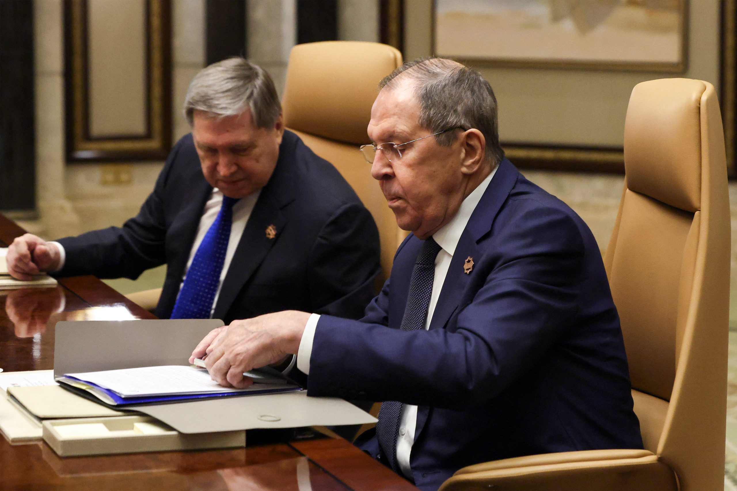 Не поділили стілець: посли Путіна зганьбилися на переговорах із США