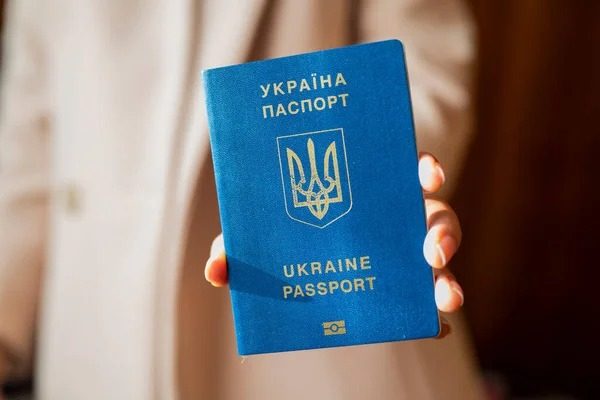 Одна из стран сократила безвиз для украинцев
