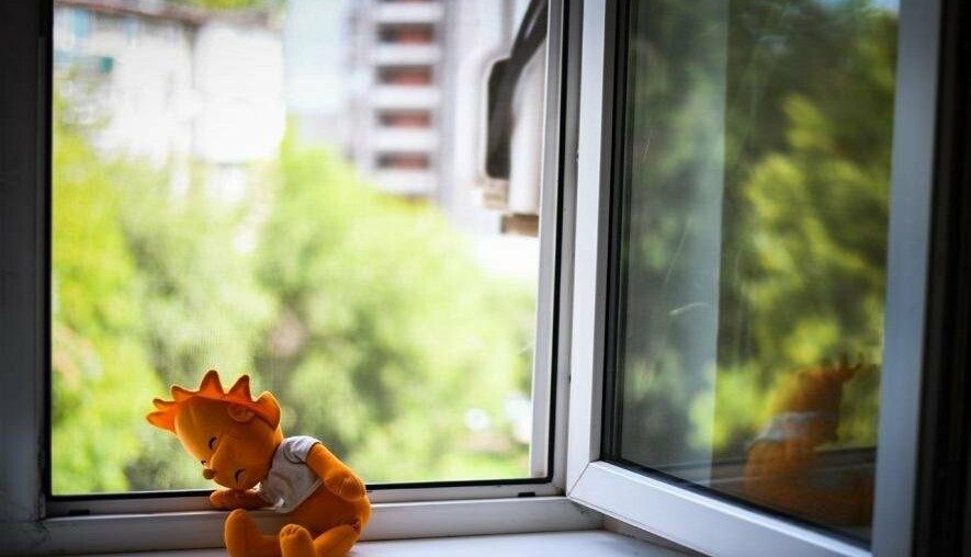 У Дніпрі 5-річна дівчинка вилізла з вікна на кондиціонер та гралася (відео)