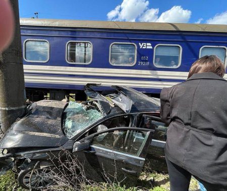 На Закарпатті потяг зніс авто та розтрощив його, але ніхто не загинув (фото)