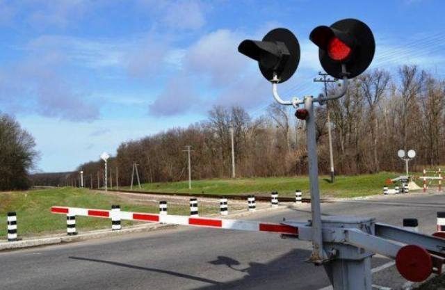 На Закарпатті потяг зніс авто та розтрощив його, але ніхто не загинув (фото)
