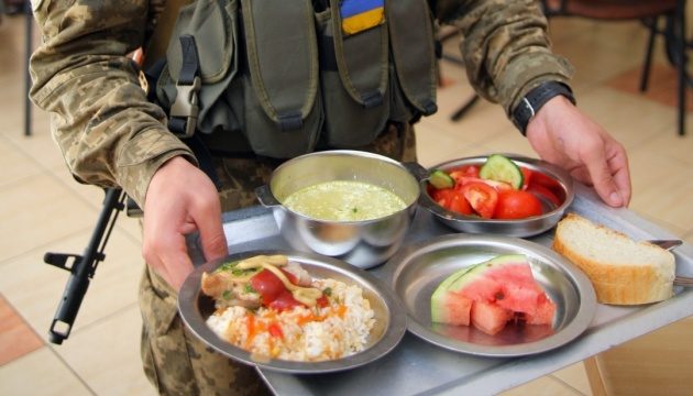 Українських військових годують по-новому: осетрину прибрали, борщ залишився