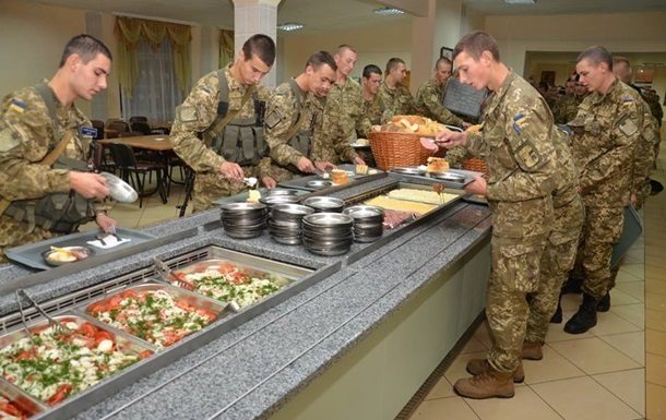 Українських військових годують по-новому: осетрину прибрали, борщ залишився