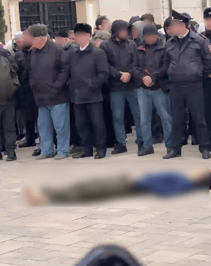 У Чечні кадировці публічно стратили 17-річного юнака, який напав на силовиків (фото) 4 У Чечні кадировці публічно стратили 17-річного юнака, який напав на силовиків (фото)
