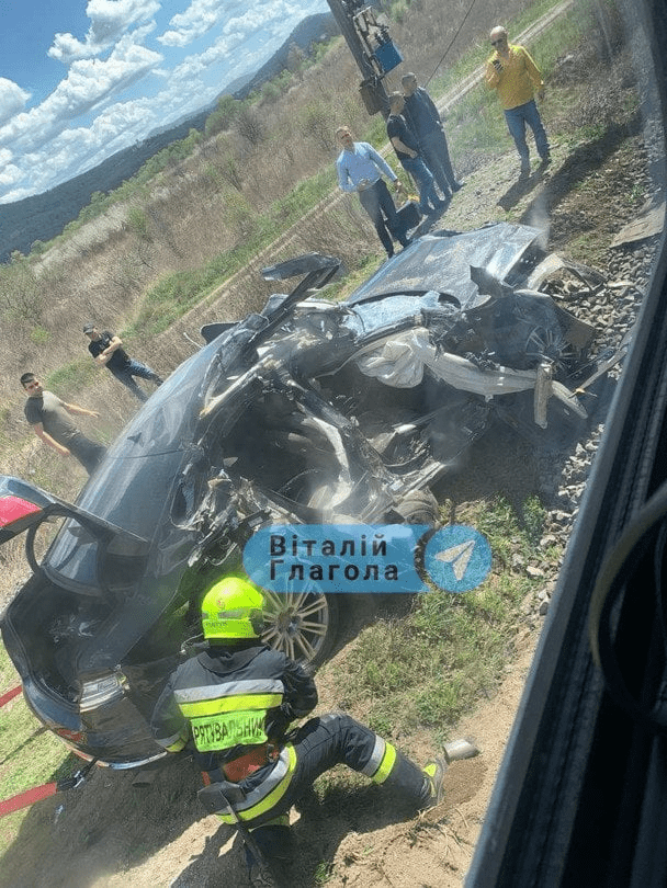 На Закарпатті потяг зніс авто та розтрощив його, але ніхто не загинув (фото)