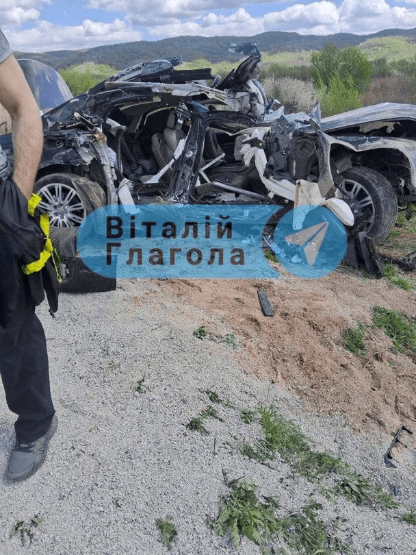 На Закарпатті потяг зніс авто та розтрощив його, але ніхто не загинув (фото)