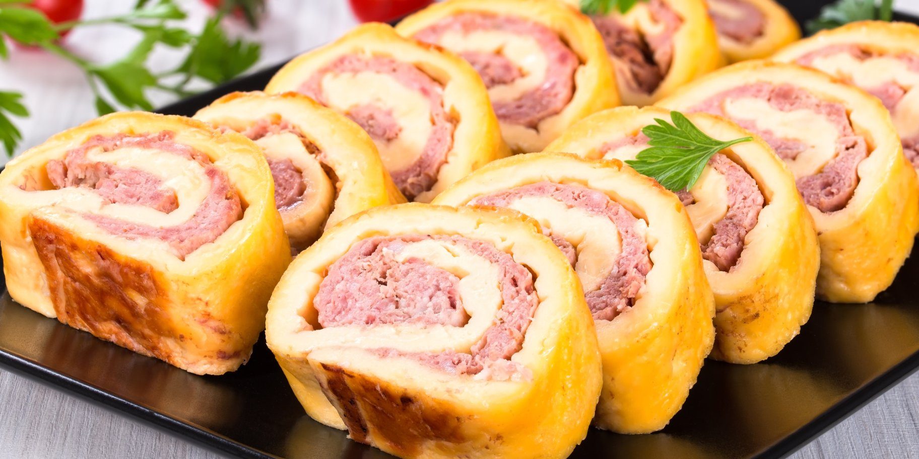 Картофельный рулет с мясной начинкой: сытное блюдо для всей семьи