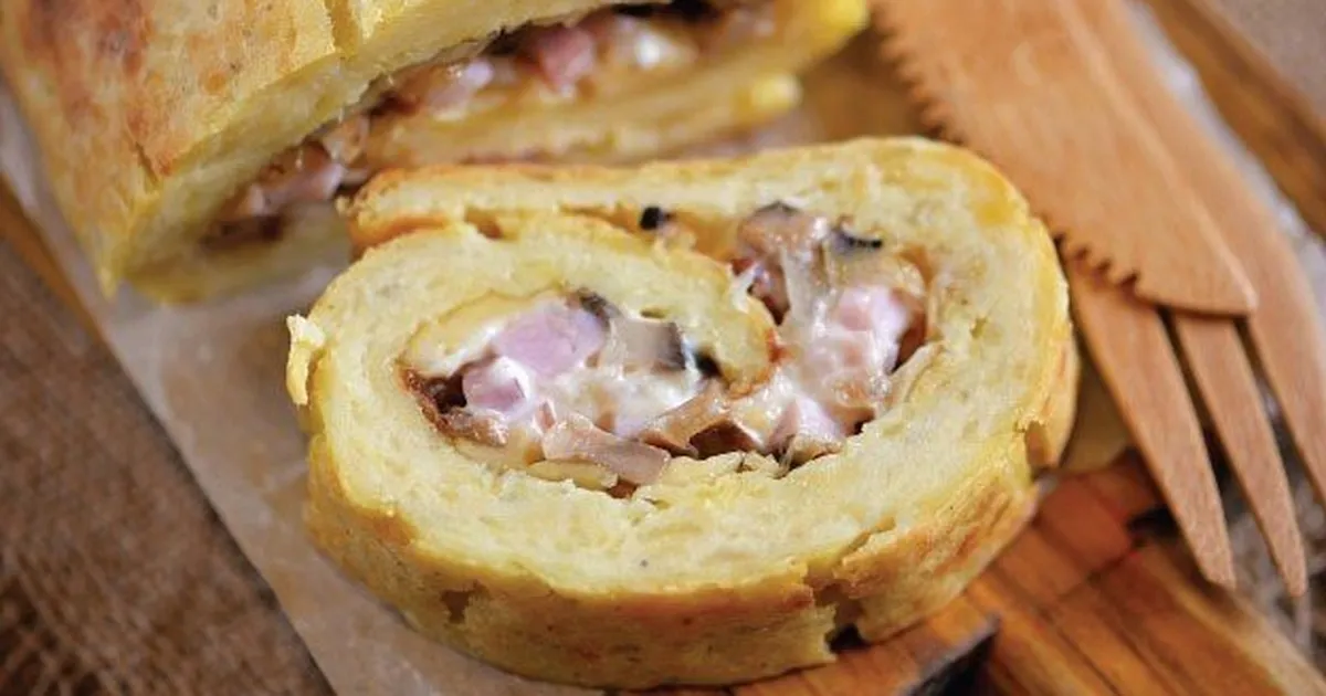 Картофельный рулет с мясной начинкой: сытное блюдо для всей семьи