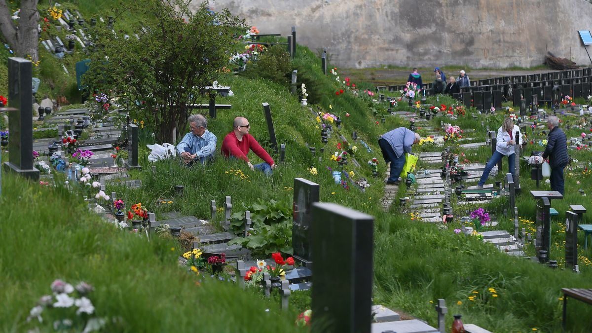 Поминальные дни отменяются: украинцам запретили идти на кладбища