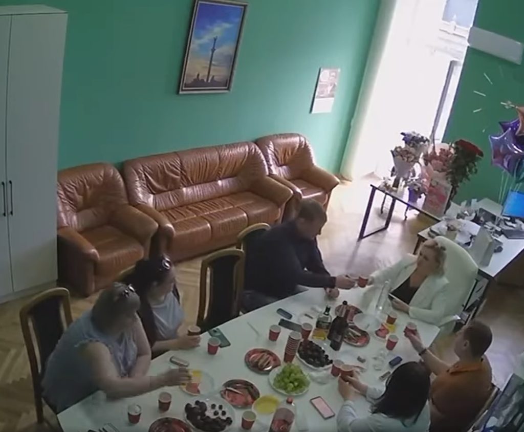 Пьяное застолье в КГГА: шокирующие кадры с камер видеонаблюдения 3 Пьяное застолье в КГГА: шокирующие кадры с камер видеонаблюдения