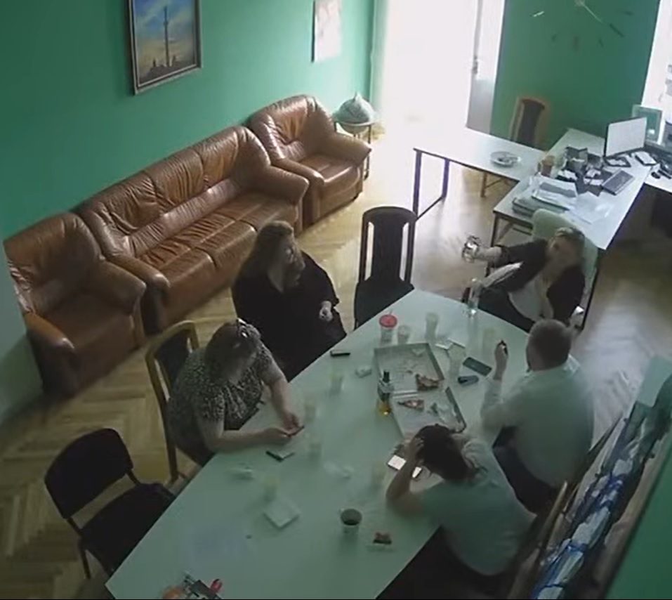 Пьяное застолье в КГГА: шокирующие кадры с камер видеонаблюдения 6 Пьяное застолье в КГГА: шокирующие кадры с камер видеонаблюдения
