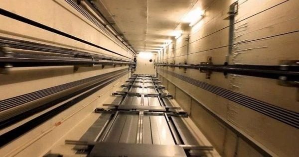 В многоэтажке Киева оборвался лифт с человеком внутри: что известно