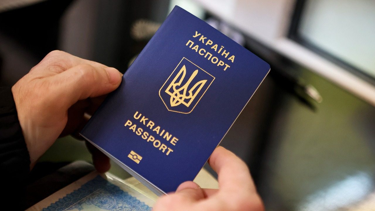 Одна из стран сократила безвиз для украинцев