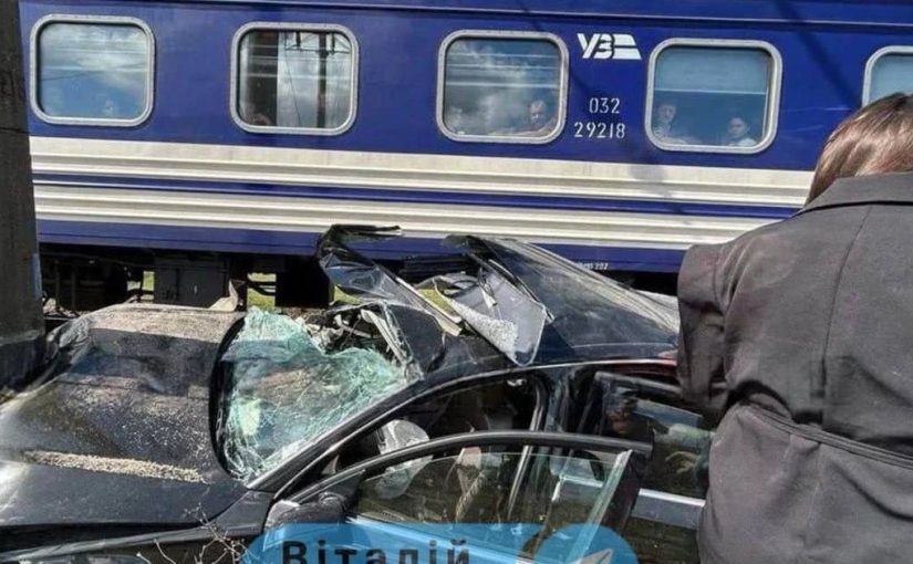 Пасхальное чудо: на Закарпатье поезд снес авто, но никто не погиб (фото) ➤ Prozoro.net.ua