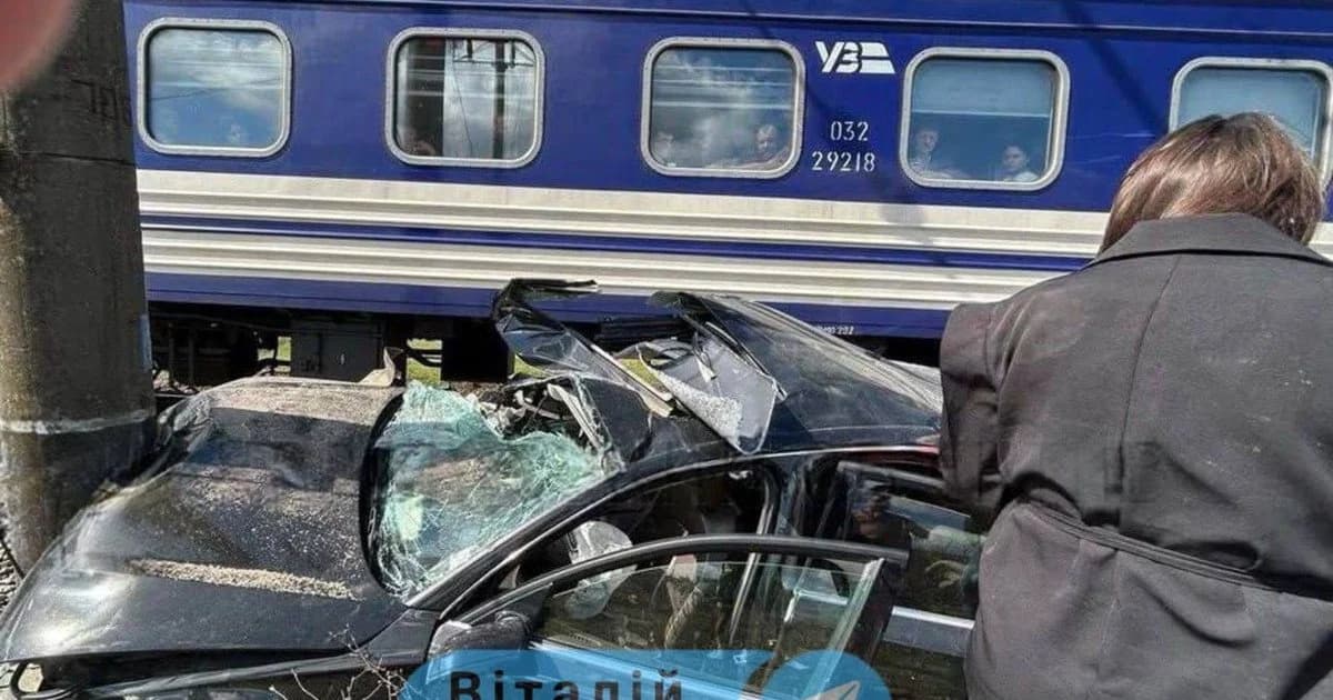 На Закарпатті потяг зніс авто та розтрощив його, але ніхто не загинув (фото) ➤ Prozoro.net.ua