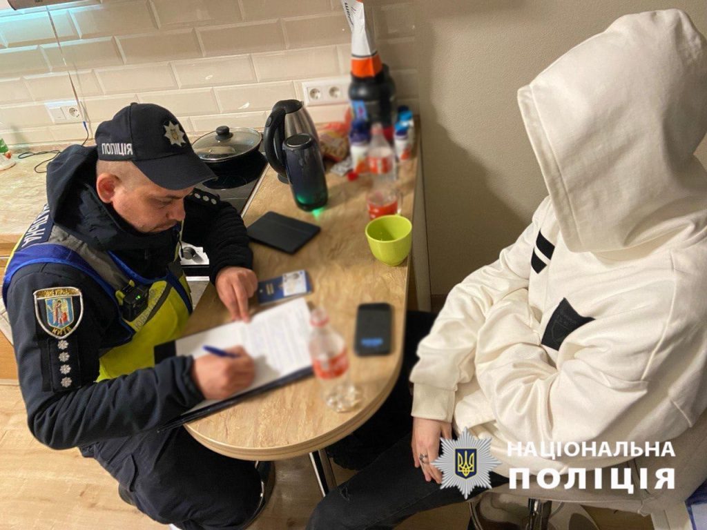 В центре Киева подростки включали российскую музыку: полиция и СБУ вмешались