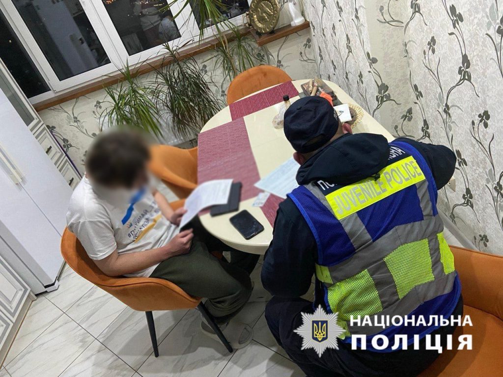 В центре Киева подростки включали российскую музыку: полиция и СБУ вмешались