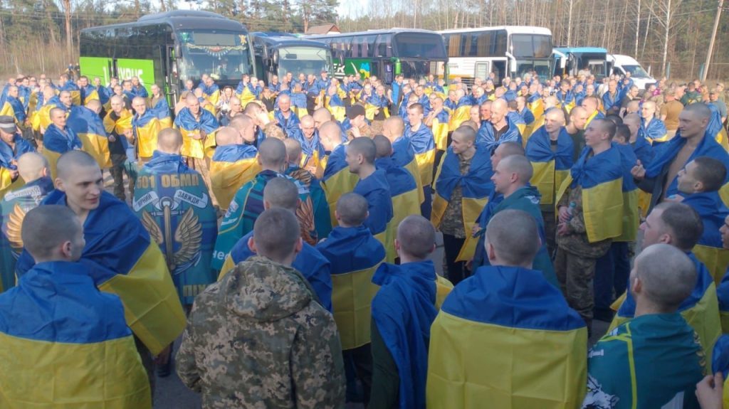 Великодній обмін полоненими: в Україну повернулися 277 захисників (фото)