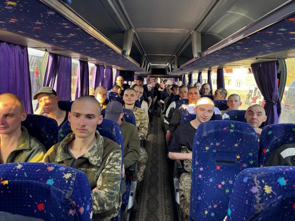 Великодній обмін полоненими: в Україну повернулися 277 захисників (фото)