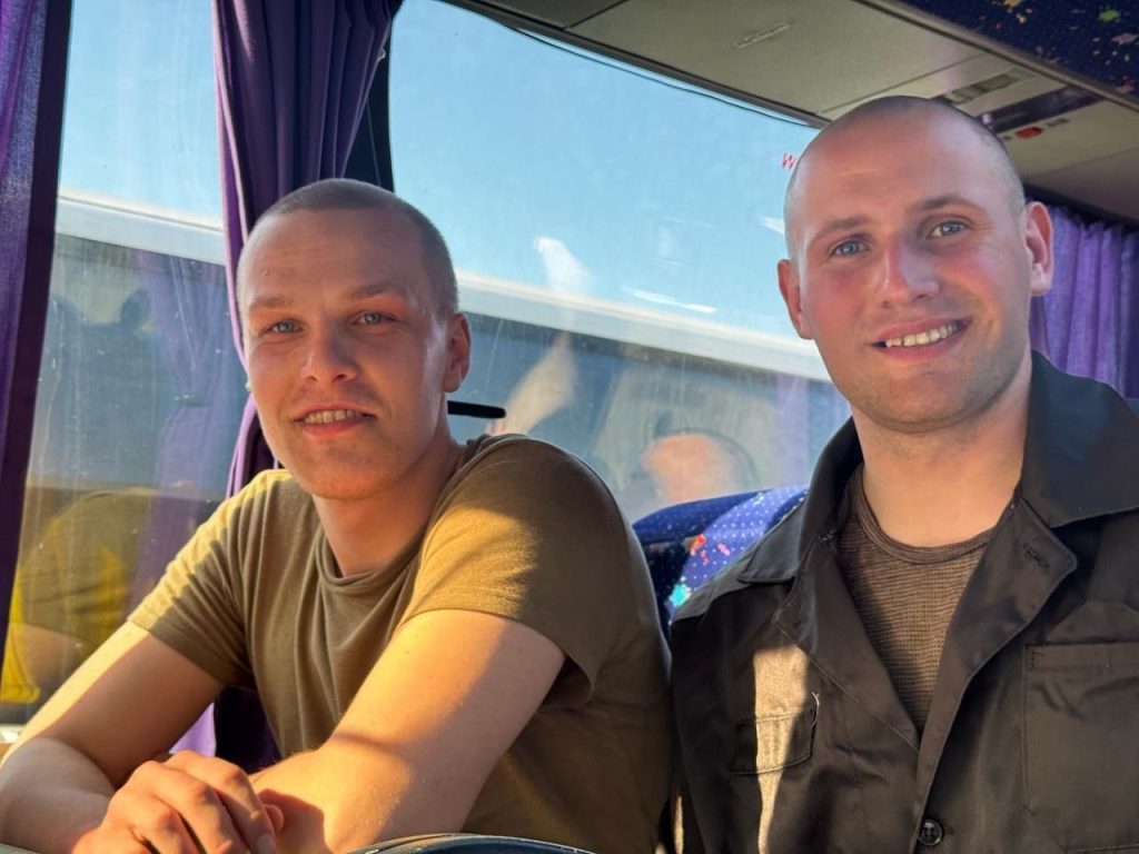 Великодній обмін полоненими: в Україну повернулися 277 захисників (фото)
