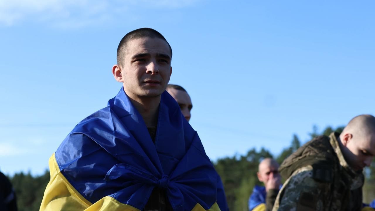 Великодній обмін полоненими: в Україну повернулися 277 захисників (фото)