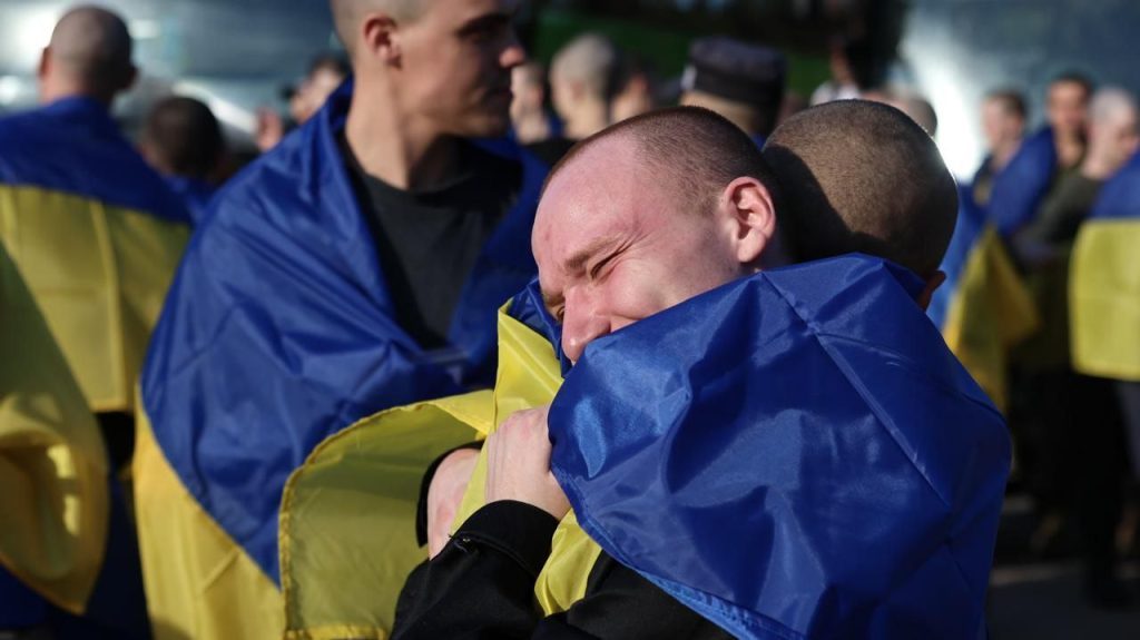 Великодній обмін полоненими: в Україну повернулися 277 захисників (фото)