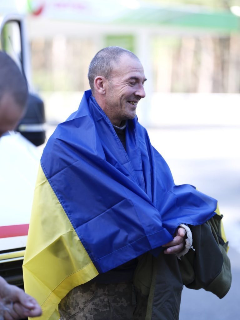 Великодній обмін полоненими: в Україну повернулися 277 захисників (фото)